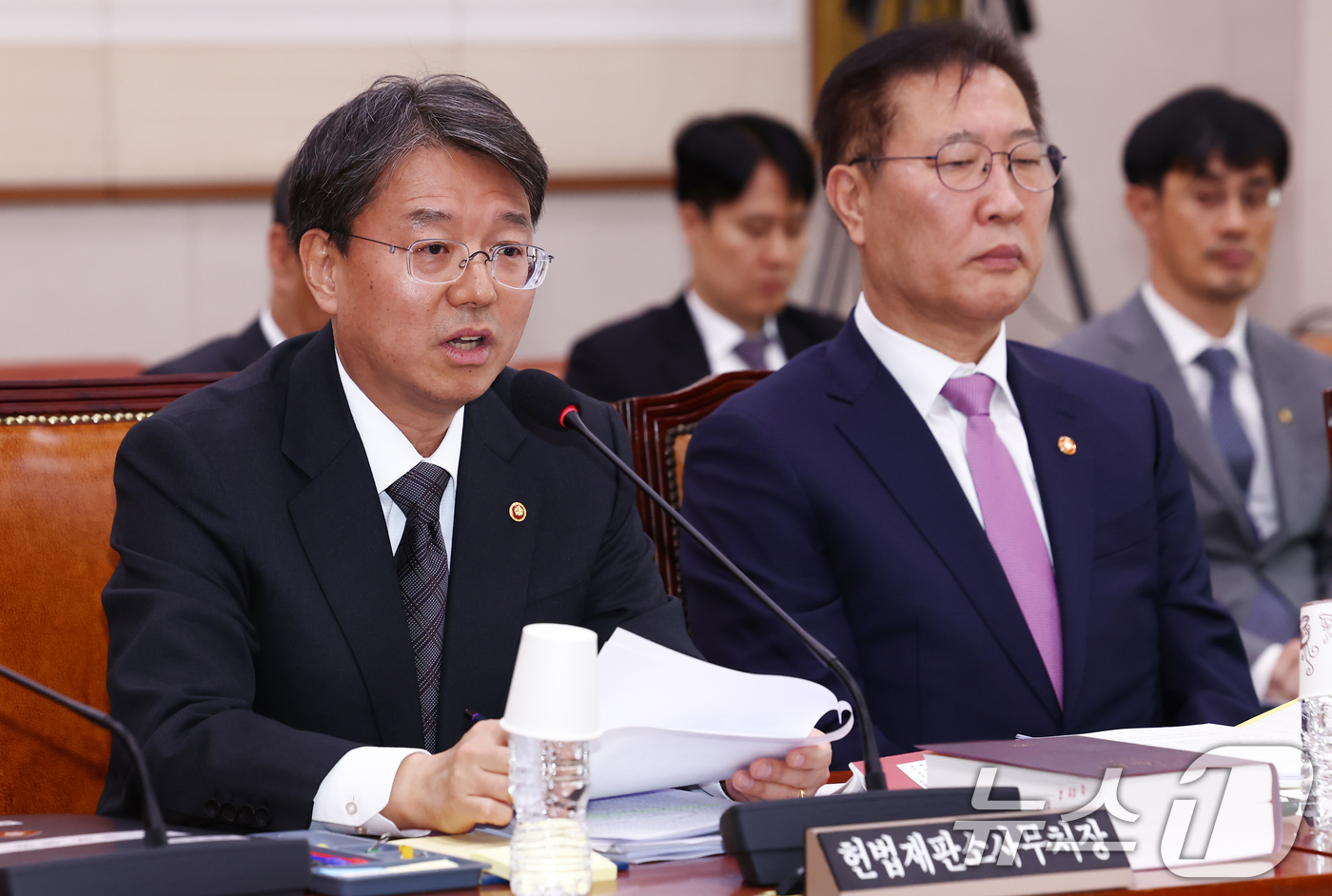 (서울=뉴스1) 김민지 기자 = 김정원 헌법재판소 사무처장이 2일 오후 서울 여의도 국회에서 열린 법제사법위원회 전체회의에서 의원 질의에 답변하고 있다. 오른쪽은 박성재 법무부 장 …