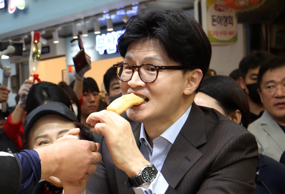 어묵 맛보는 한동훈