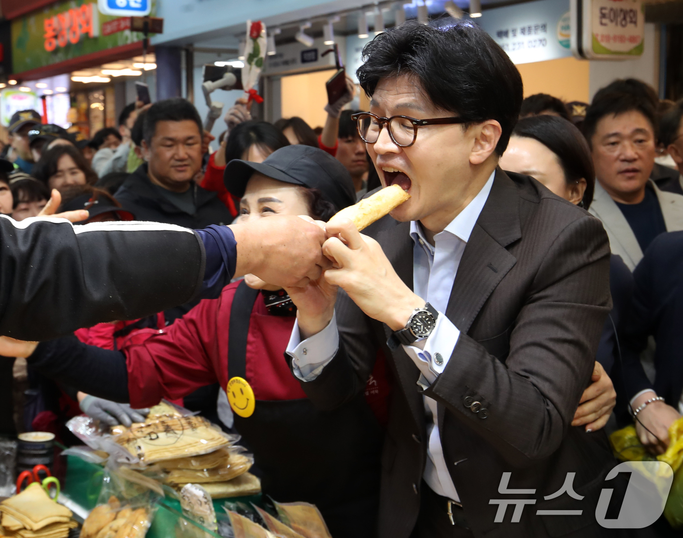 (부산=뉴스1) 윤일지 기자 = 한동훈 국민의힘 대선 경선 후보가 2일 오후 부산 중구 부평깡통시장을 상인들과 인사하며 어묵을 맛보고 있다. 2025.5.2/뉴스1