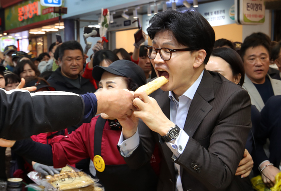 부산서 어묵 맛보는 한동훈