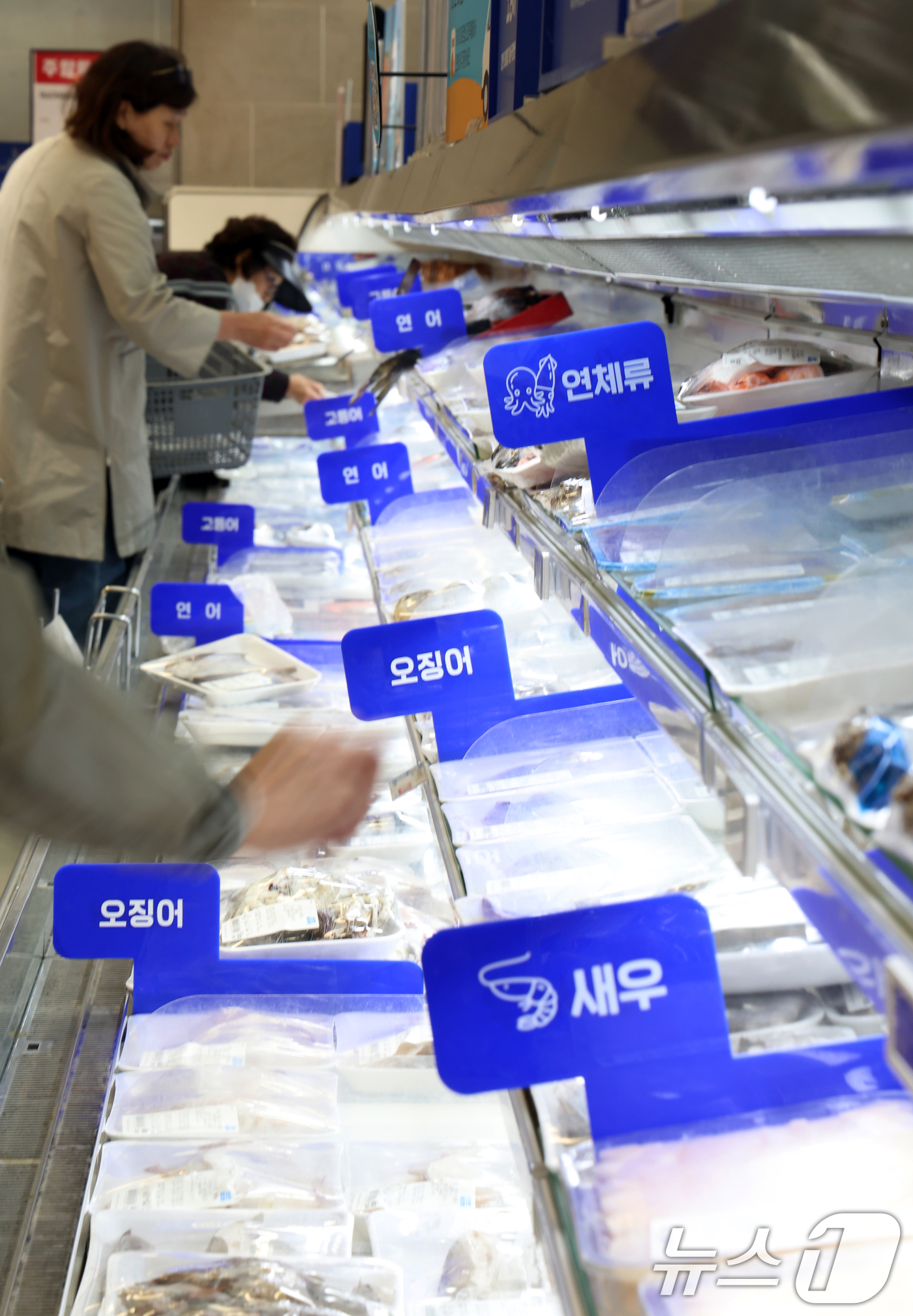 (서울=뉴스1) 김명섭 기자 = 통계청이 2일 발표한 '2025년 4월 소비자물가동향'에 따르면 지난달 소비자물가지수는 전년 동월 대비 2.1% 상승했다.4월에는 가공식품과 외식, …