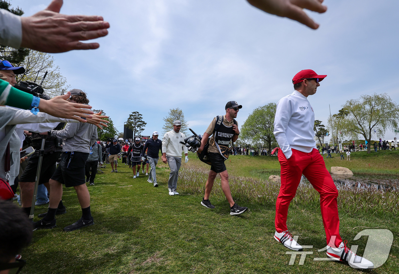 (인천=뉴스1) 김성진 기자 = 2일 오전 인천 송도동 잭니클라우스 골프클럽 코리아에서 열린 'LIV골프 코리아 1라운드에서 세르히오 가르시아, 브라이슨 디섐보, 필 미켈슨이 3번 …