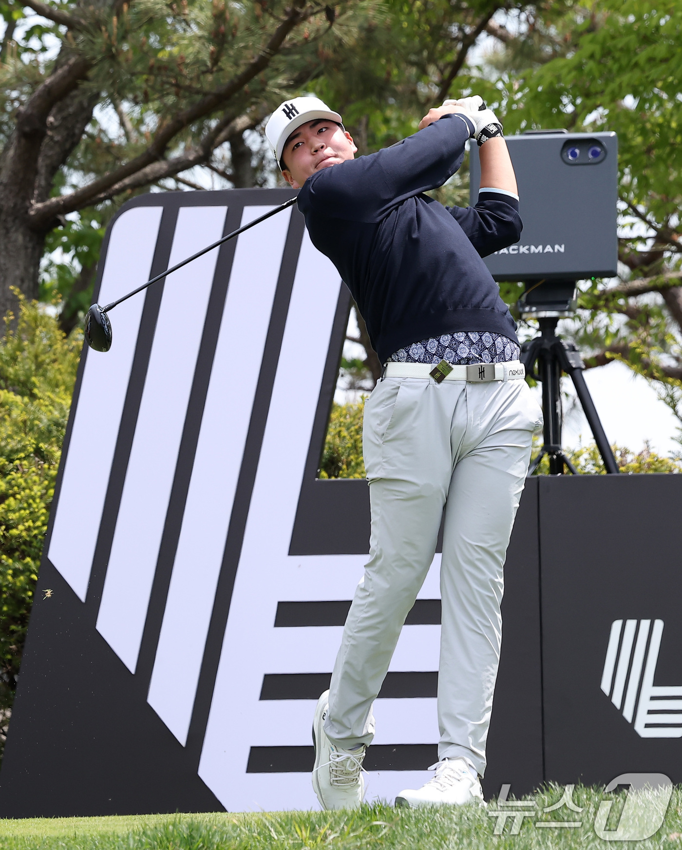 (인천=뉴스1) 김성진 기자 = 장유빈이 2일 인천 송도동 잭니클라우스 골프클럽 코리아에서 열린 'LIV골프 코리아 1라운드 15번홀에서 티샷을 하고 있다. 2025.5.2/뉴스1 …