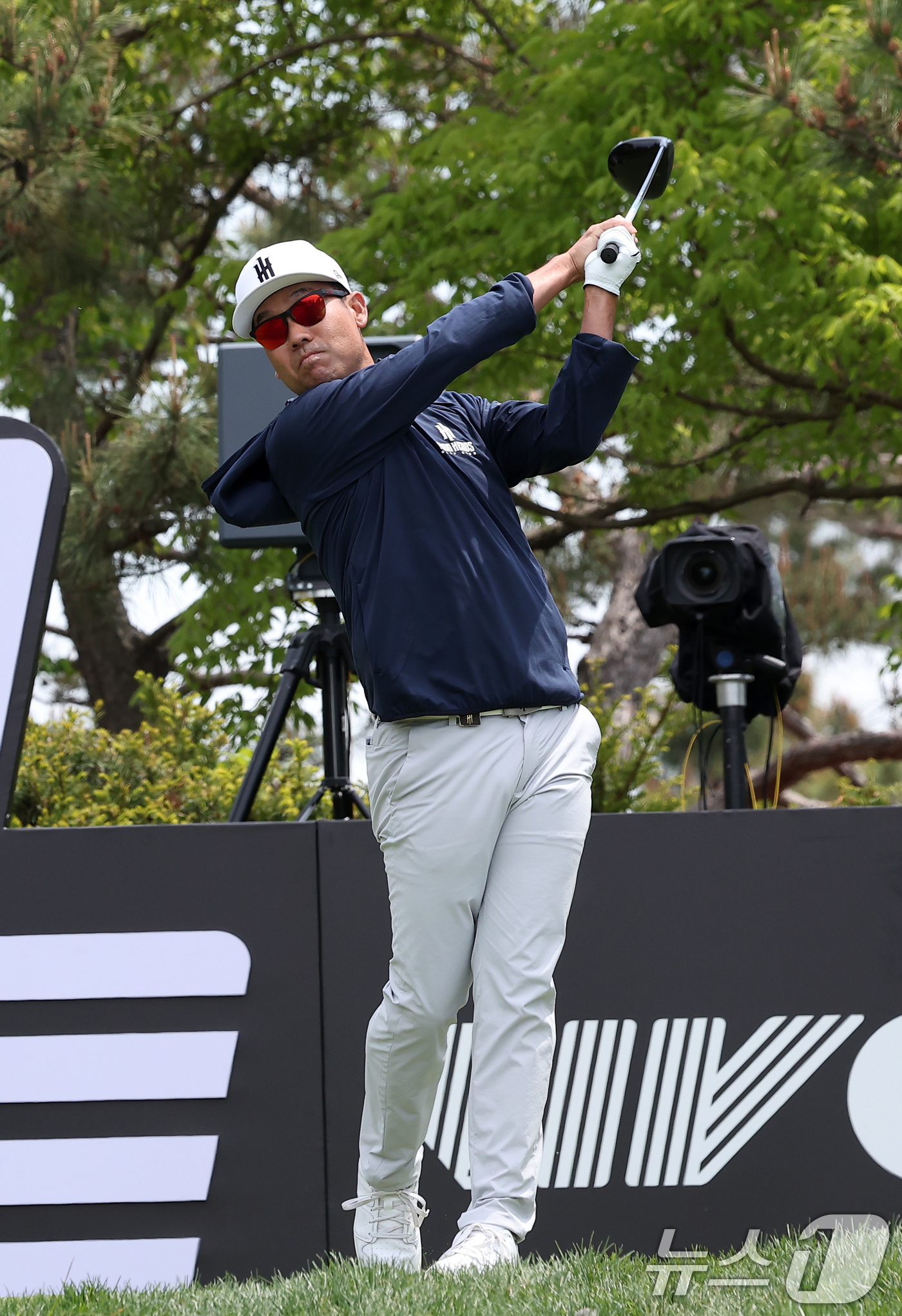 (인천=뉴스1) 김성진 기자 = 케빈 나가 2일 인천 송도동 잭니클라우스 골프클럽 코리아에서 열린 'LIV골프 코리아 1라운드 15번홀에서 티샷을 하고 있다. 2025.5.2/뉴스 …