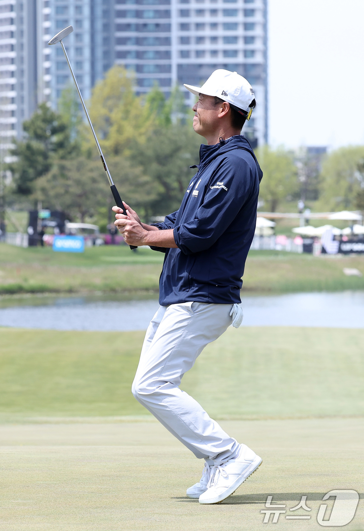 (인천=뉴스1) 김성진 기자 = 케빈 나가 2일 인천 송도동 잭니클라우스 골프클럽 코리아에서 열린 'LIV골프 코리아 1라운드 14번홀에서 버디 기회를 놓친 후 아쉬워하고 있다. …