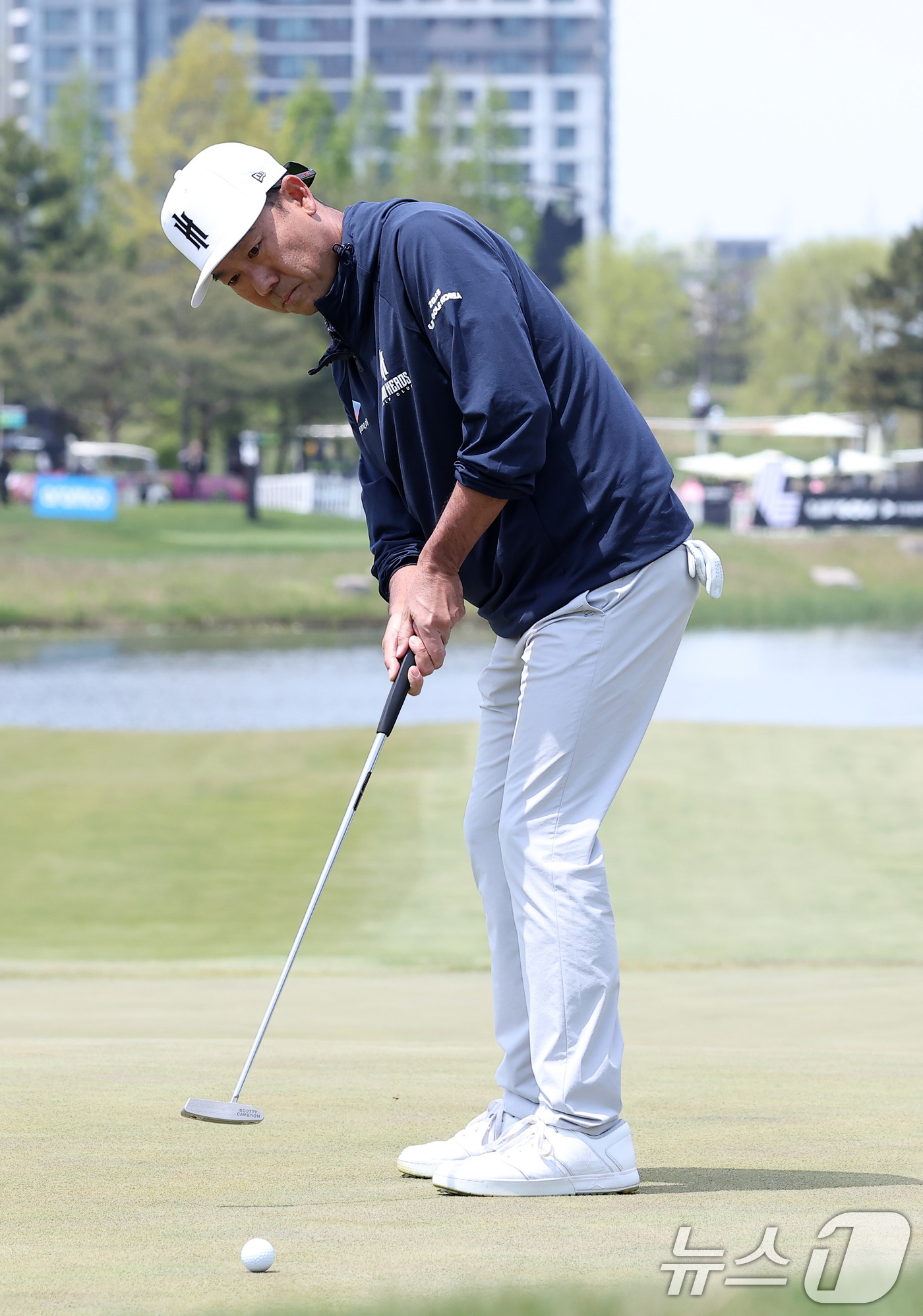 (인천=뉴스1) 김성진 기자 = 케빈 나가 2일 인천 송도동 잭니클라우스 골프클럽 코리아에서 열린 'LIV골프 코리아 1라운드 14번홀에서 퍼팅을 하고 있다. 2025.5.2/뉴스 …