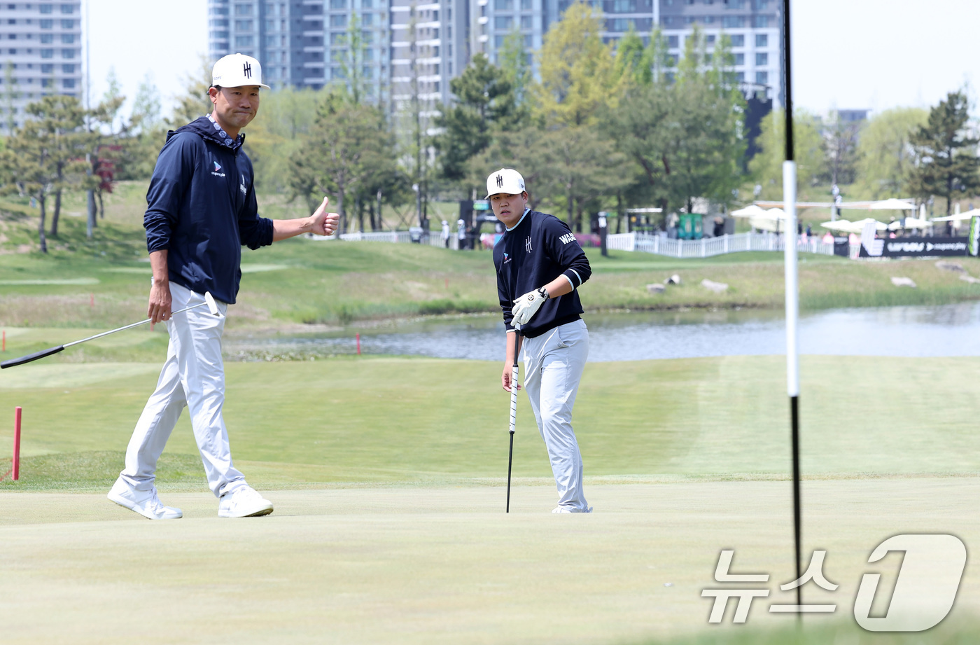 (인천=뉴스1) 김성진 기자 = 장유빈이 2일 인천 송도동 잭니클라우스 골프클럽 코리아에서 열린 'LIV골프 코리아 1라운드 14번홀에서 퍼팅을 하고 있다. 2025.5.2/뉴스1 …