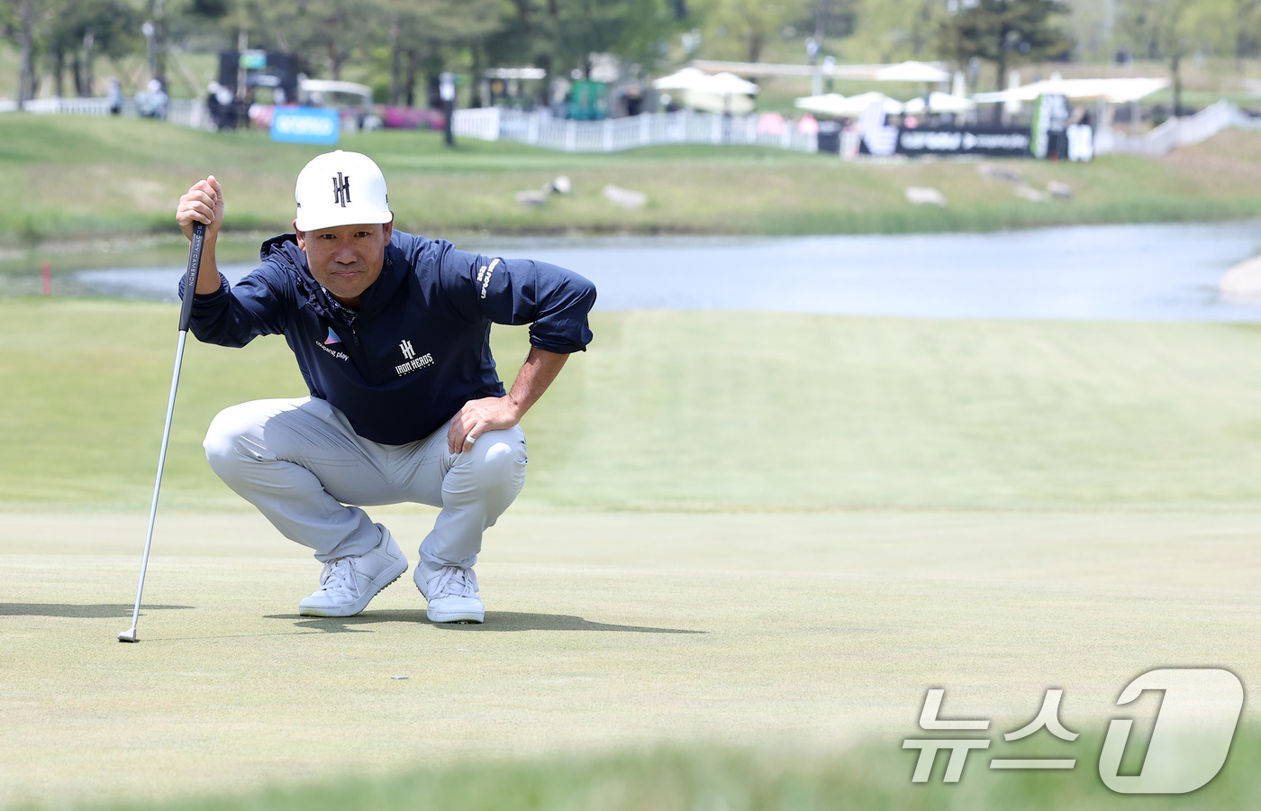 (인천=뉴스1) 김성진 기자 = 케빈 나가 2일 인천 송도동 잭니클라우스 골프클럽 코리아에서 열린 'LIV골프 코리아 1라운드 14번홀에서 그린을 분석하고 있다. 2025.5.2/ …