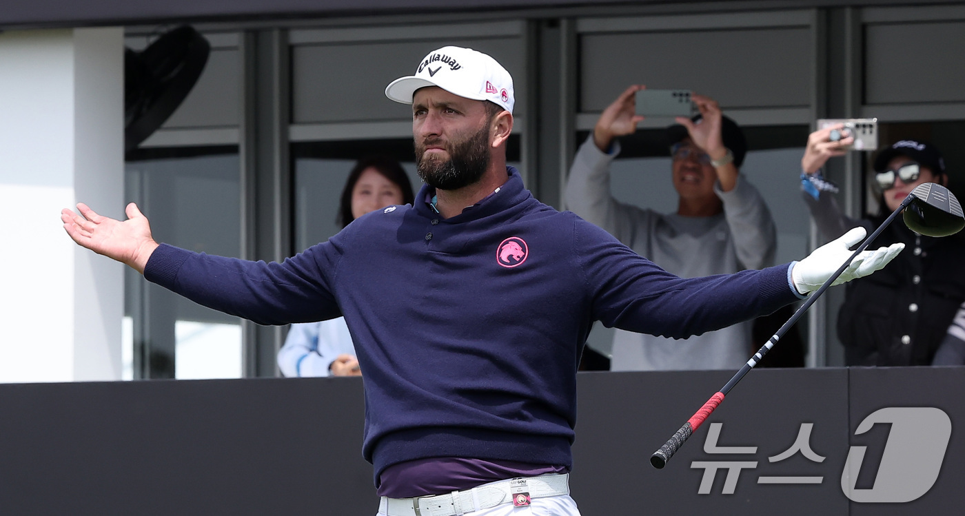 (인천=뉴스1) 김성진 기자 = 존 람이 2일 인천 송도동 잭니클라우스 골프클럽 코리아에서 열린 'LIV골프 코리아 1라운드 10번홀에서 티샷을 한 후 만족스럽지 않은 표정을 짓고 …