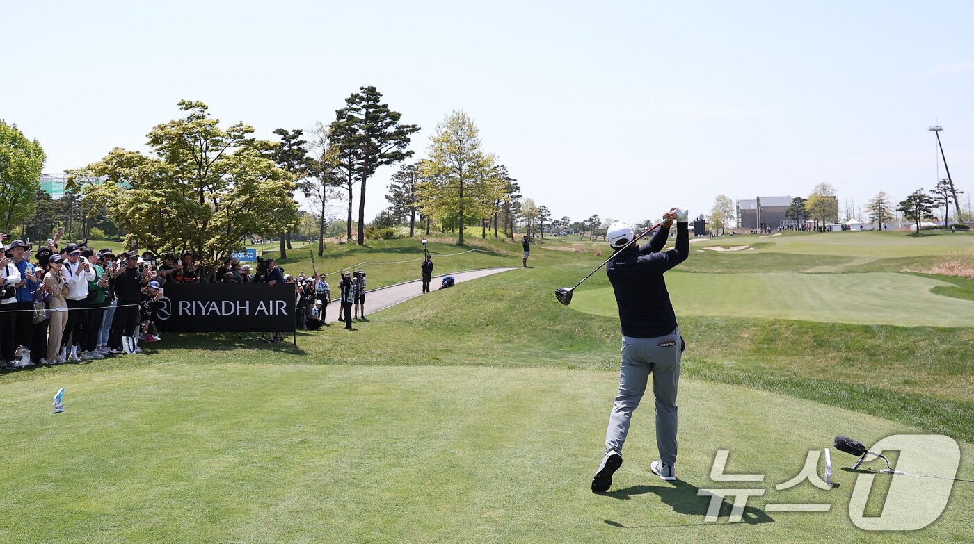 본문 이미지 - 필 미켈슨이 2일 인천 송도동 잭니클라우스 골프클럽 코리아에서 열린 &#39;LIV골프 코리아 1라운드 7번홀에서 티샷을 하고 있다. 2025.5.2/뉴스1 ⓒ News1 김성진 기자
