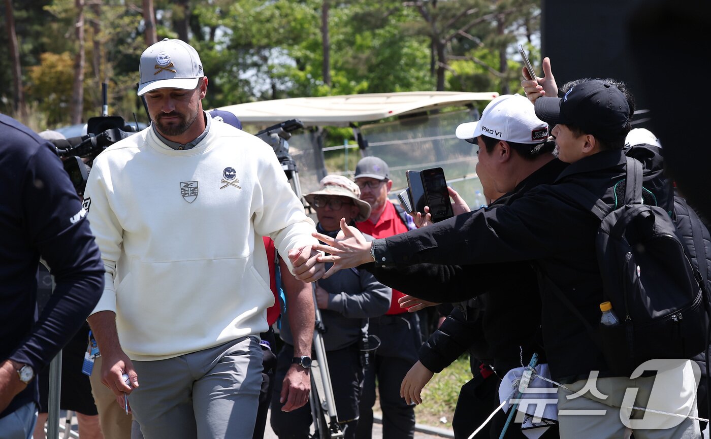 본문 이미지 - 브라이슨 디섐보가 2일 인천 송도동 잭니클라우스 골프클럽 코리아에서 열린 &#39;LIV골프 코리아 1라운드에서 7번홀로 향하며 갤러리들과 인사하고 있다. 2025.5.2/뉴스1 ⓒ News1 김성진 기자