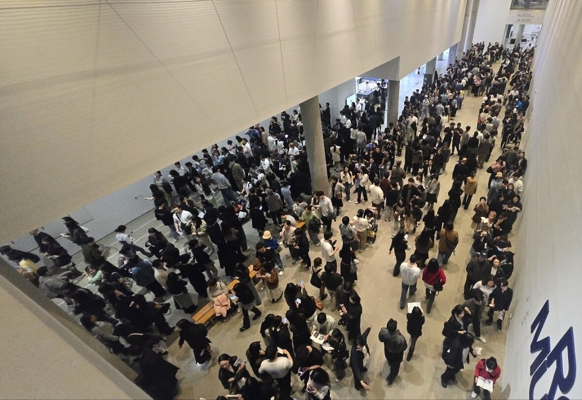 본문 이미지 - '론 뮤익'전 서울관 관람 모습. (국립현미술관 제공)