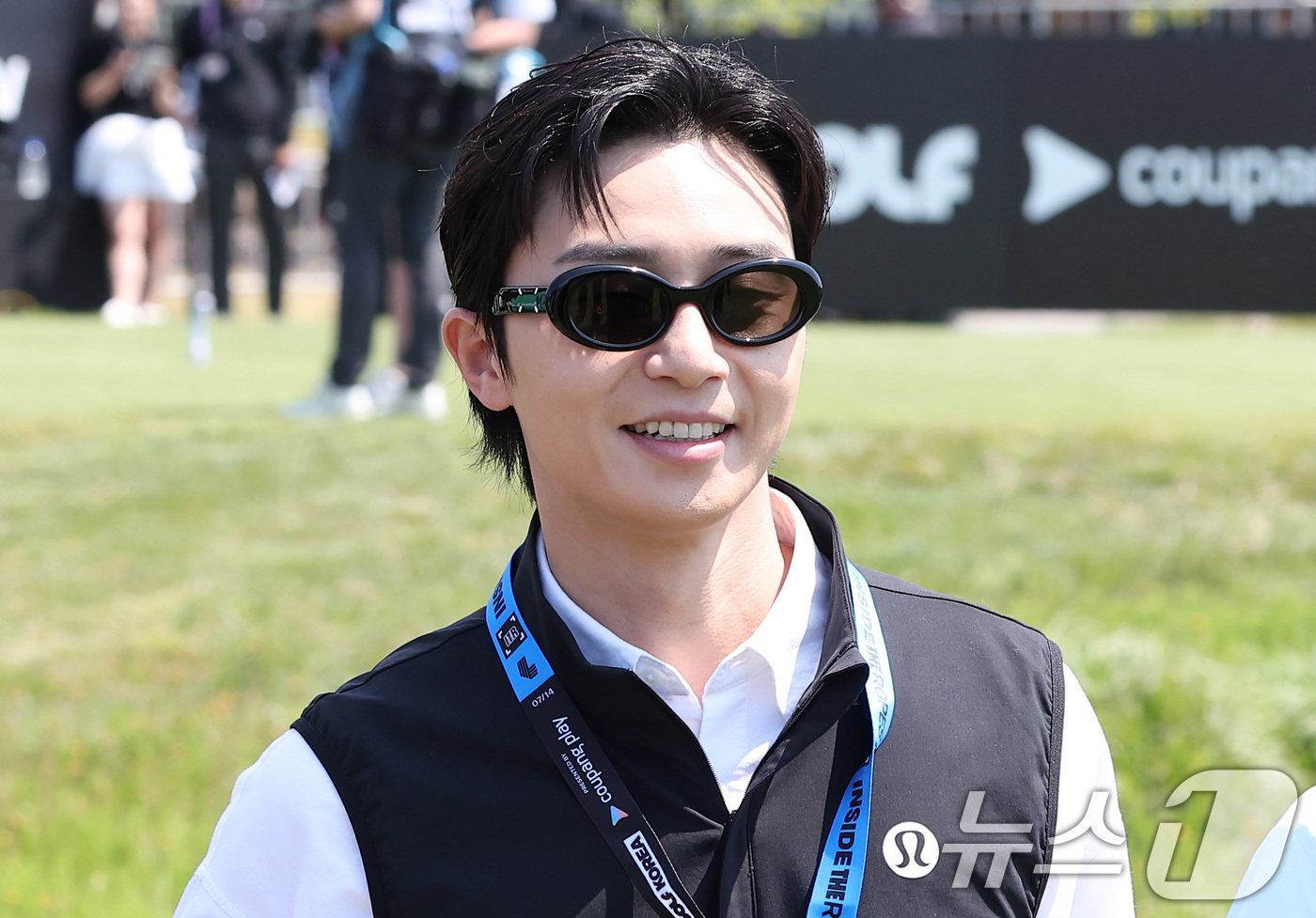 (인천=뉴스1) 김성진 기자 = 배우 박서준이 2일 인천 송도동 잭니클라우스 골프클럽 코리아에서 열린 'LIV골프 코리아 1라운드에서 선두그룹의 티샷을 본 후 이동하고 있다. 20 …