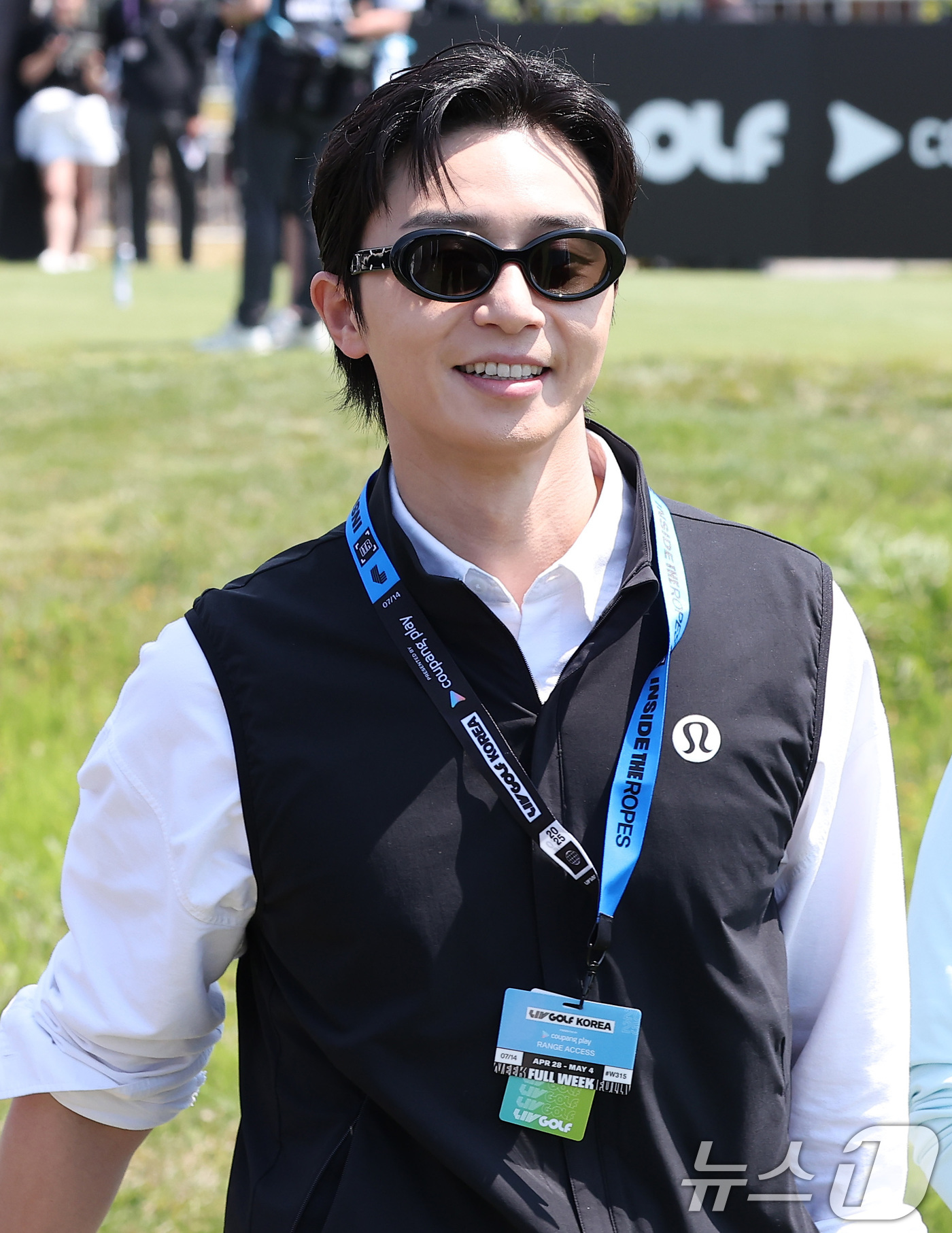 (인천=뉴스1) 김성진 기자 = 배우 박서준이 2일 인천 송도동 잭니클라우스 골프클럽 코리아에서 열린 'LIV골프 코리아 1라운드에서 선두그룹의 티샷을 본 후 이동하고 있다. 20 …