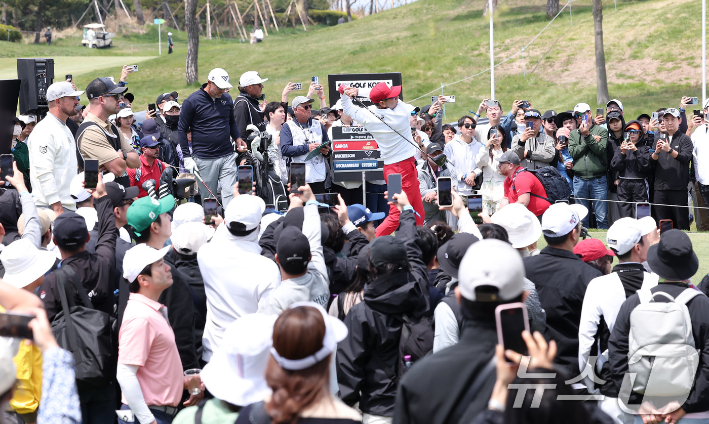 (인천=뉴스1) 김성진 기자 = 세르히오 가르시아가 2일 인천 송도동 잭니클라우스 골프클럽 코리아에서 열린 'LIV골프 코리아 1라운드 3번홀에서 티샷을 하고 있다. 2025.5. …