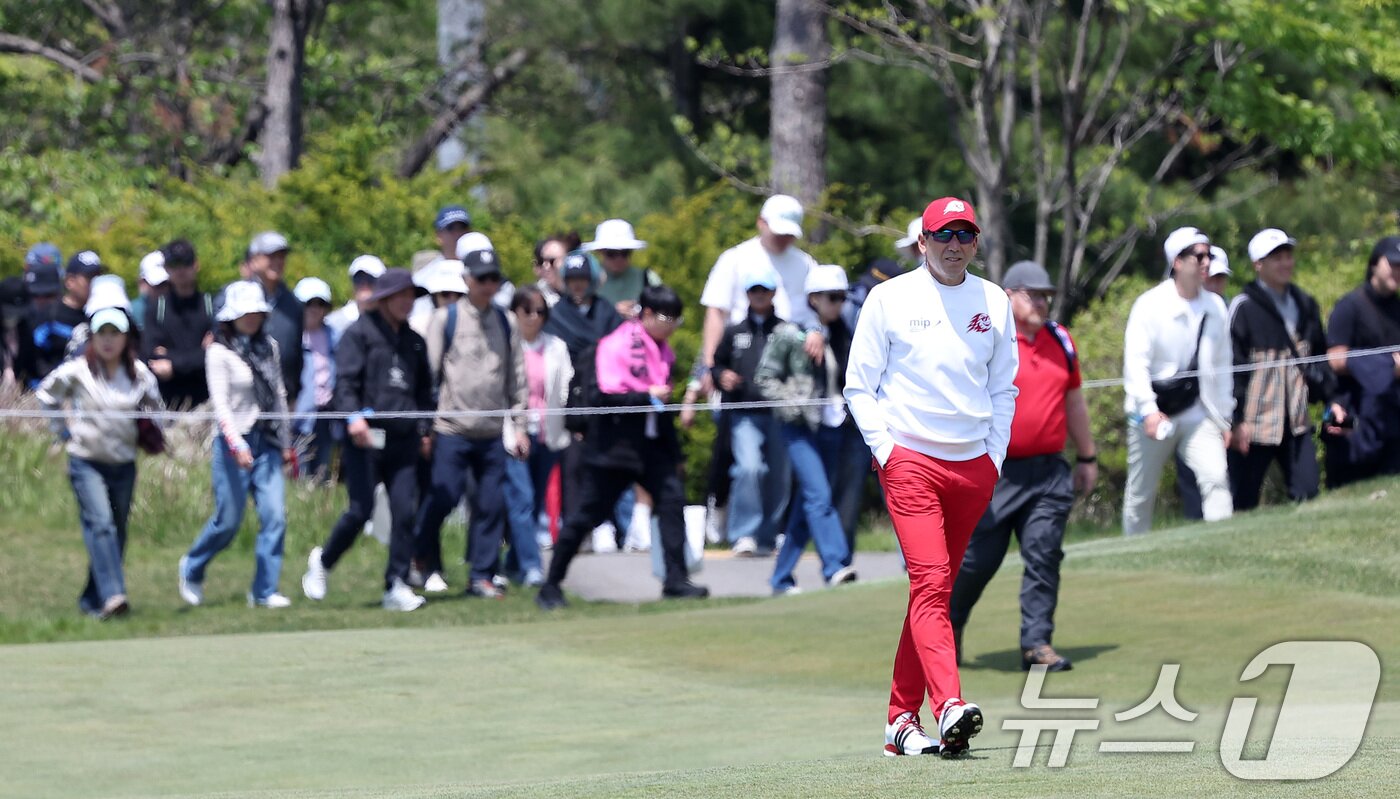 본문 이미지 - 세르히오 가르시아가 2일 인천 송도동 잭니클라우스 골프클럽 코리아에서 열린 &#39;LIV골프 코리아 1라운드 6번홀에서 그린으로 이동하고 있다. 2025.5.2/뉴스1 ⓒ News1 김성진 기자