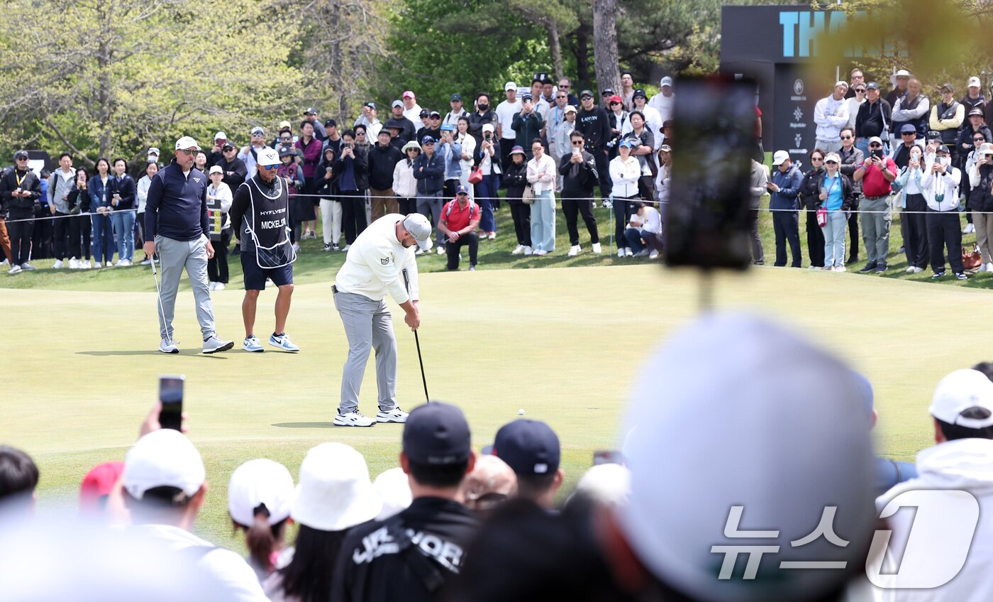 본문 이미지 - 브라이슨 디섐보가 2일 인천 송도동 잭니클라우스 골프클럽 코리아에서 열린 &#39;LIV골프 코리아 1라운드 2번홀에서 퍼팅을 하고 있다. 2025.5.2/뉴스1 ⓒ News1 김성진 기자