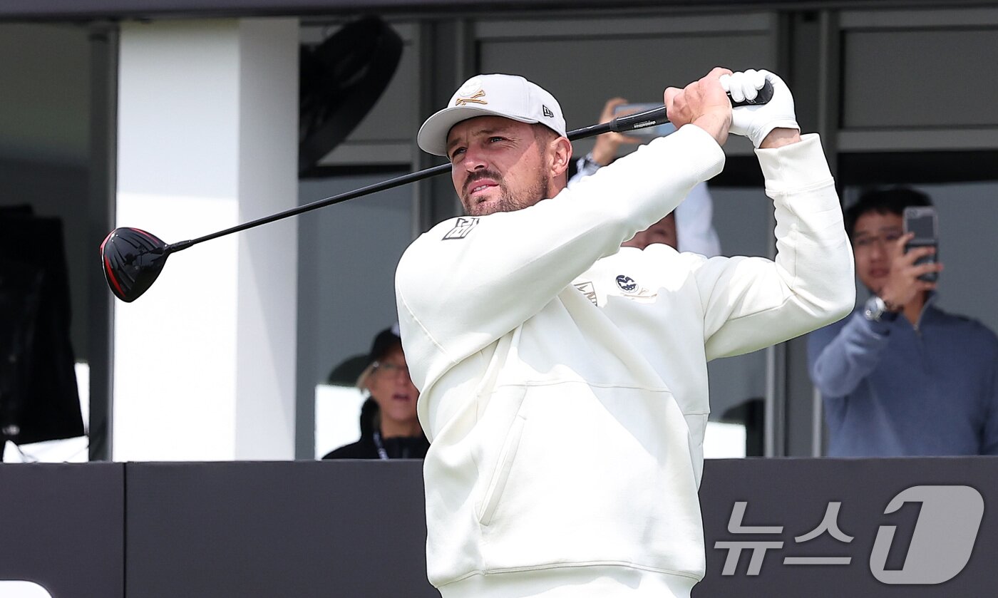 본문 이미지 - 브라이슨 디섐보가 2일 인천 송도동 잭니클라우스 골프클럽 코리아에서 열린 &#39;LIV골프 코리아 1라운드 10번홀에서 티샷을 하고 있다. 2025.5.2/뉴스1 ⓒ News1 김성진 기자