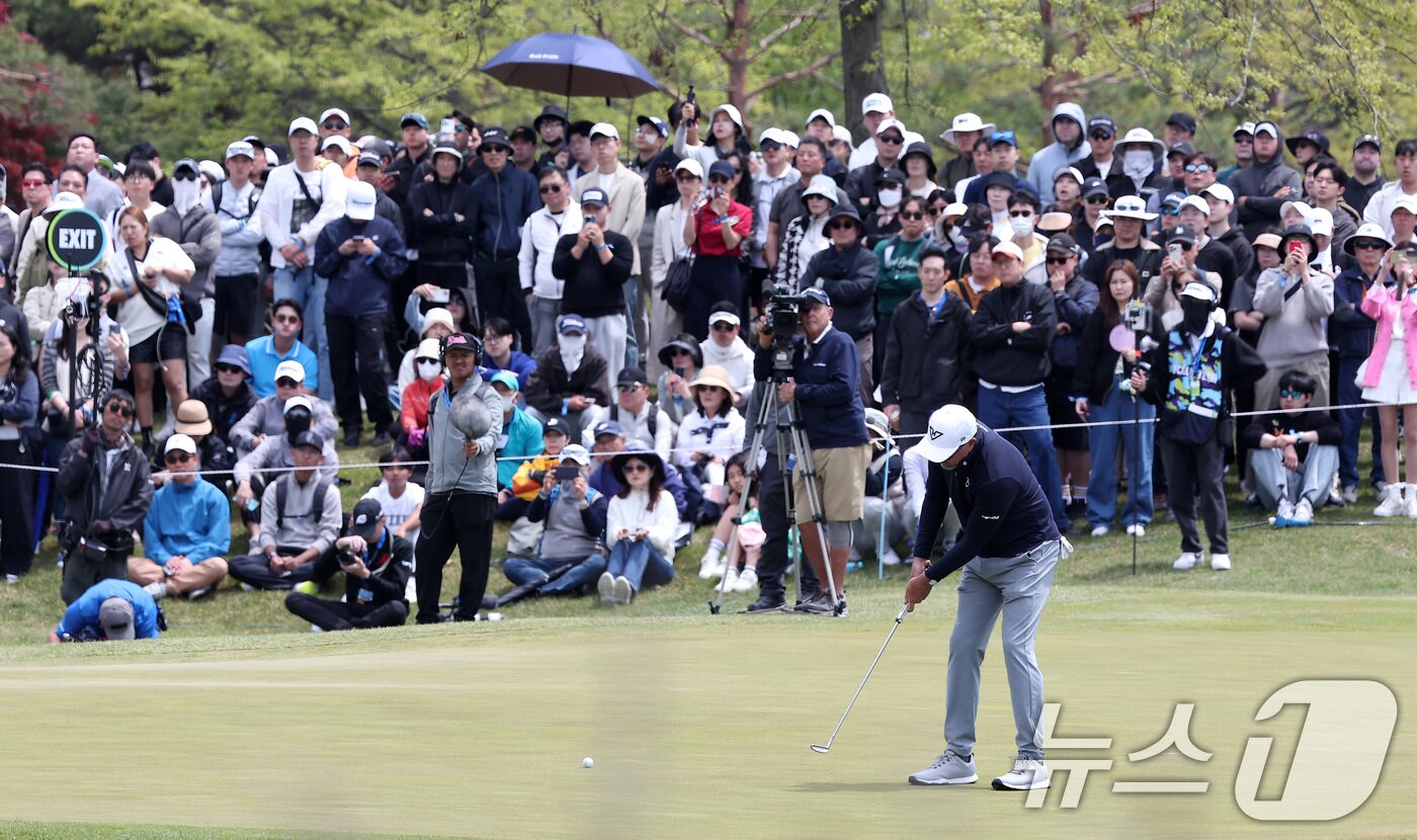 본문 이미지 - 필 미켈슨이 2일 인천 송도동 잭니클라우스 골프클럽 코리아에서 열린 &#39;LIV골프 코리아 1라운드 5번홀에서 퍼팅을 하고 있다. 2025.5.2/뉴스1 ⓒ News1 김성진 기자