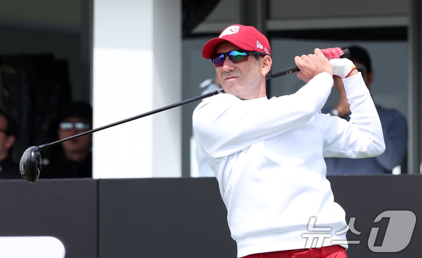 본문 이미지 - 세르히오 가르시아가 2일 인천 송도동 잭니클라우스 골프클럽 코리아에서 열린 &#39;LIV골프 코리아 1라운드 10번홀에서 티샷을 하고 있다. 2025.5.2/뉴스1 ⓒ News1 김성진 기자