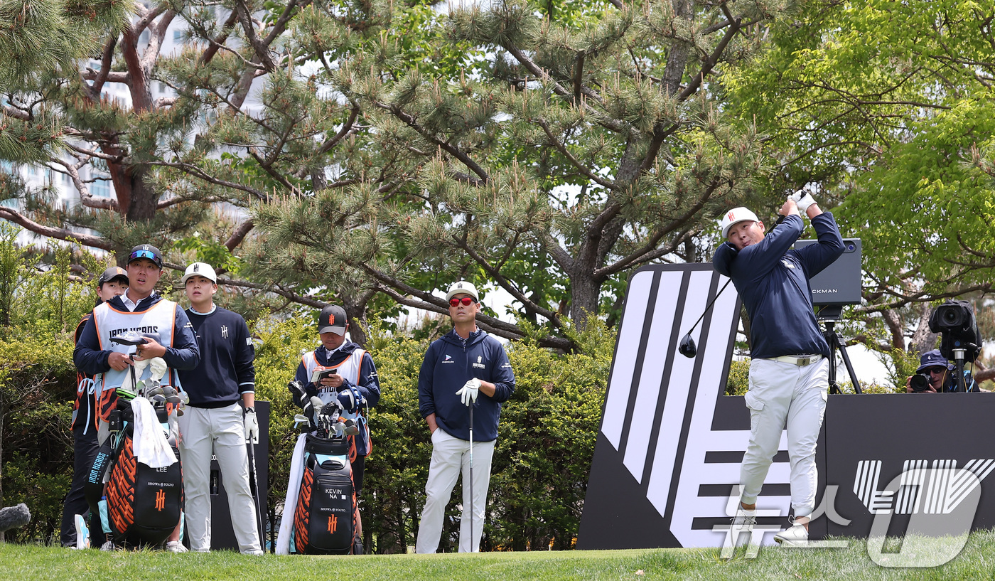 (인천=뉴스1) 김성진 기자 = 대니 리가 2일 인천 송도동 잭니클라우스 골프클럽 코리아에서 열린 'LIV골프 코리아 1라운드 15번홀에서 티샷을 하고 있다. 2025.5.2/뉴스 …