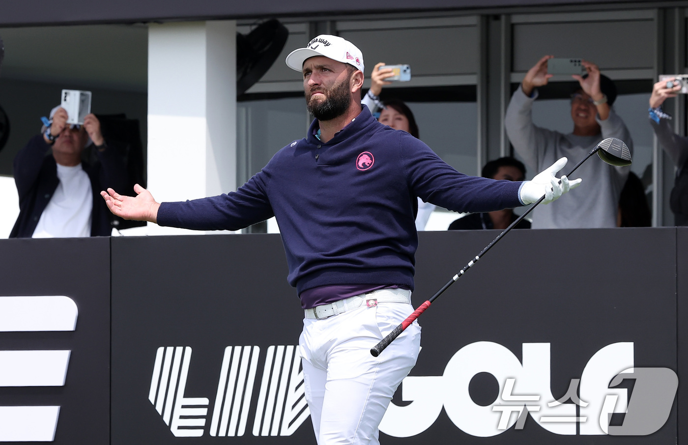 (인천=뉴스1) 김성진 기자 = 존 람이 2일 인천 송도동 잭니클라우스 골프클럽 코리아에서 열린 'LIV골프 코리아 1라운드 10번홀에서 티샷을 한 후 만족스럽지 않은 표정을 짓고 …