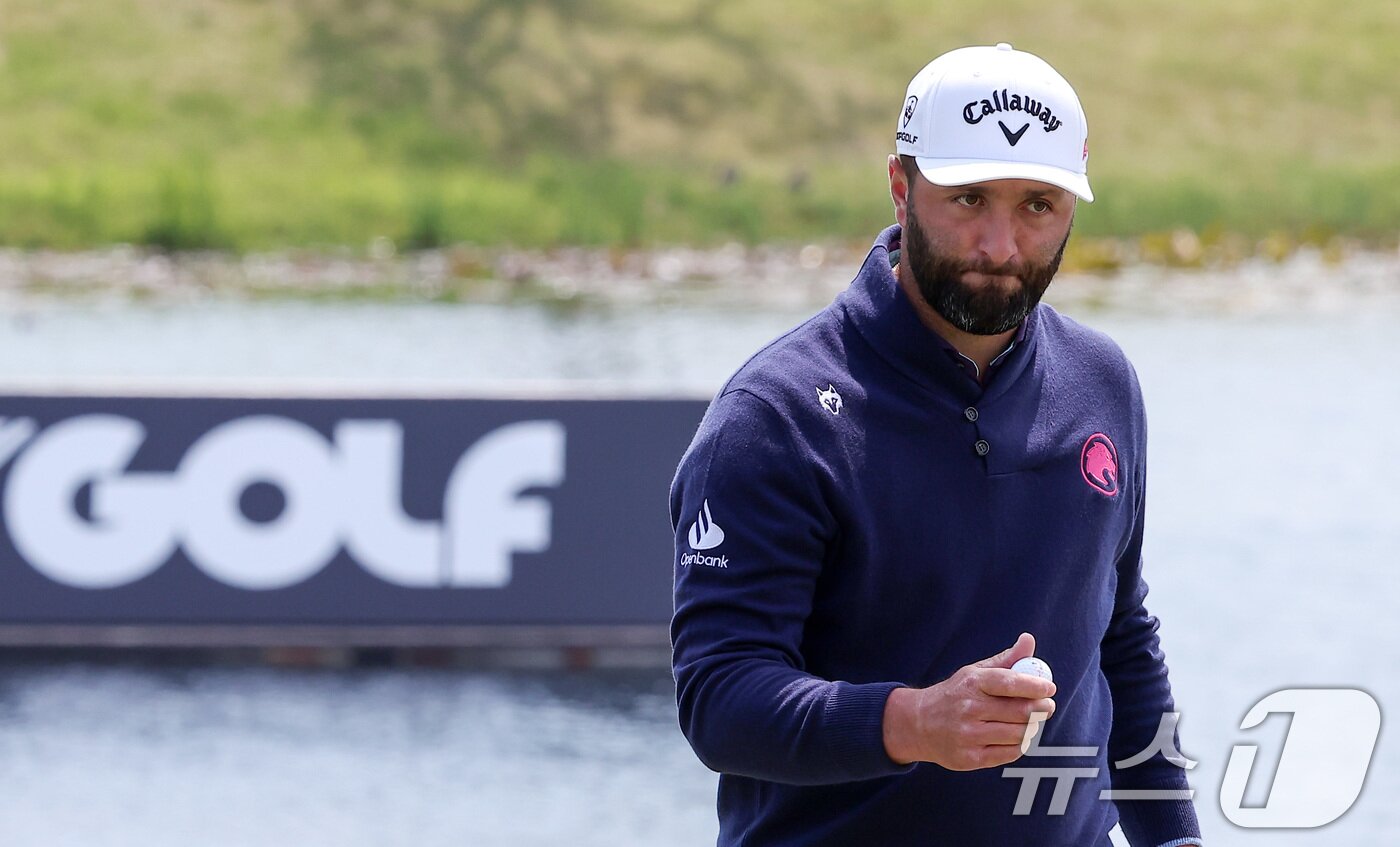 본문 이미지 - 존 람이 2일 인천 송도동 잭니클라우스 골프클럽 코리아에서 열린 &#39;LIV골프 코리아 1라운드 9번홀에서 퍼팅을 마친 후 갤러리들을 향해 인사하고 있다. 2025.5.2/뉴스1 ⓒ News1 김성진 기자