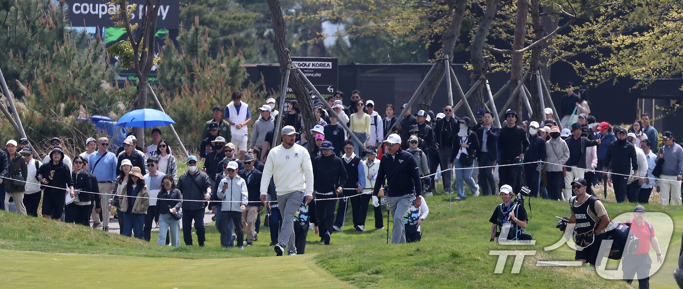 본문 이미지 - 브라이슨 디섐보와 필 미켈슨이 2일 인천 송도동 잭니클라우스 골프클럽 코리아에서 열린 &#39;LIV골프 코리아 1라운드에서 9번홀 그린으로 향하며 대화하고 있다. 2025.5.2/뉴스1 ⓒ News1 김성진 기자