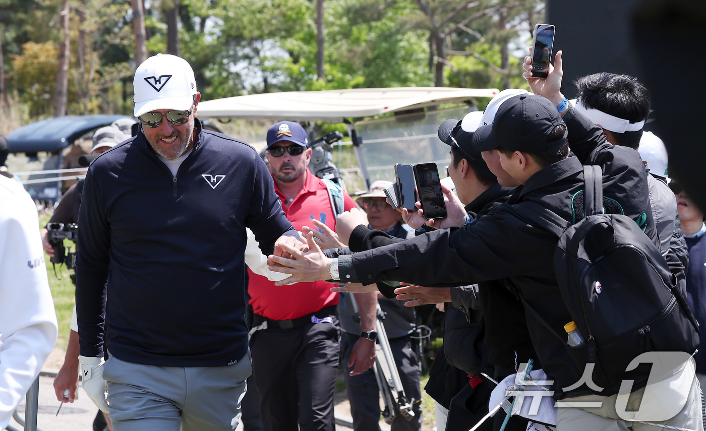 (인천=뉴스1) 김성진 기자 = 필 미켈슨이 2일 인천 송도동 잭니클라우스 골프클럽 코리아에서 열린 'LIV골프 코리아 1라운드에서 7번홀로 향하며 갤러리들과 인사하고 있다. 20 …