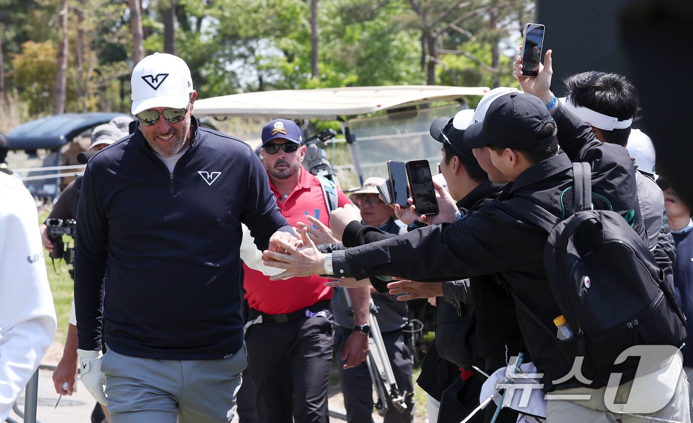 본문 이미지 - 필 미켈슨이 2일 인천 송도동 잭니클라우스 골프클럽 코리아에서 열린 &#39;LIV골프 코리아 1라운드에서 7번홀로 향하며 갤러리들과 인사하고 있다. 2025.5.2/뉴스1 ⓒ News1 김성진 기자