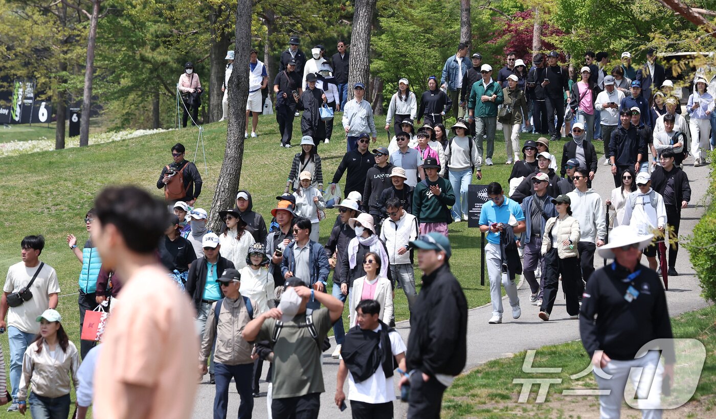 본문 이미지 - 2일 인천 송도동 잭니클라우스 골프클럽 코리아에서 열린 &#39;LIV골프 코리아 1라운드 5번홀에서 갤러리들이 선두그룹의 플레이를 지켜보기 위해 이동하고 있다. 2025.5.2/뉴스1 ⓒ News1 김성진 기자