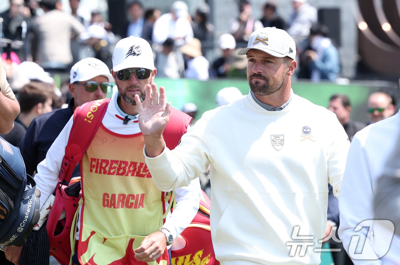 본문 이미지 - 브라이슨 디섐보가 2일 인천 송도동 잭니클라우스 골프클럽 코리아에서 열린 &#39;LIV골프 코리아 1라운드 1번홀에서 티샷을 마친 후 갤러리들을 향해 인사하고 있다. 2025.5.2/뉴스1 ⓒ News1 김성진 기자