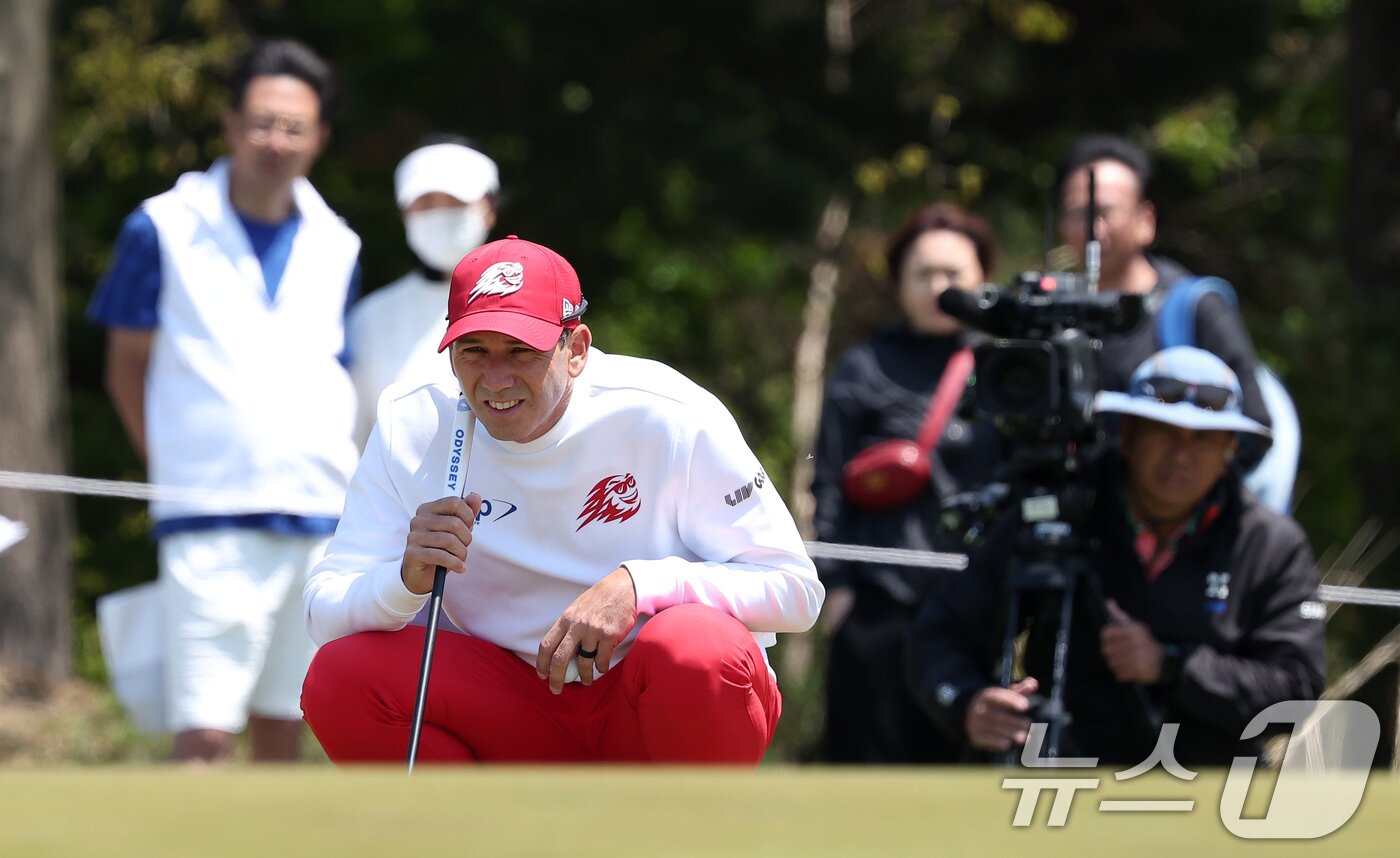 본문 이미지 - 세르히오 가르시아가 2일 인천 송도동 잭니클라우스 골프클럽 코리아에서 열린 &#39;LIV골프 코리아 1라운드 6번홀에서 그린을 분석하고 있다. 2025.5.2/뉴스1 ⓒ News1 김성진 기자