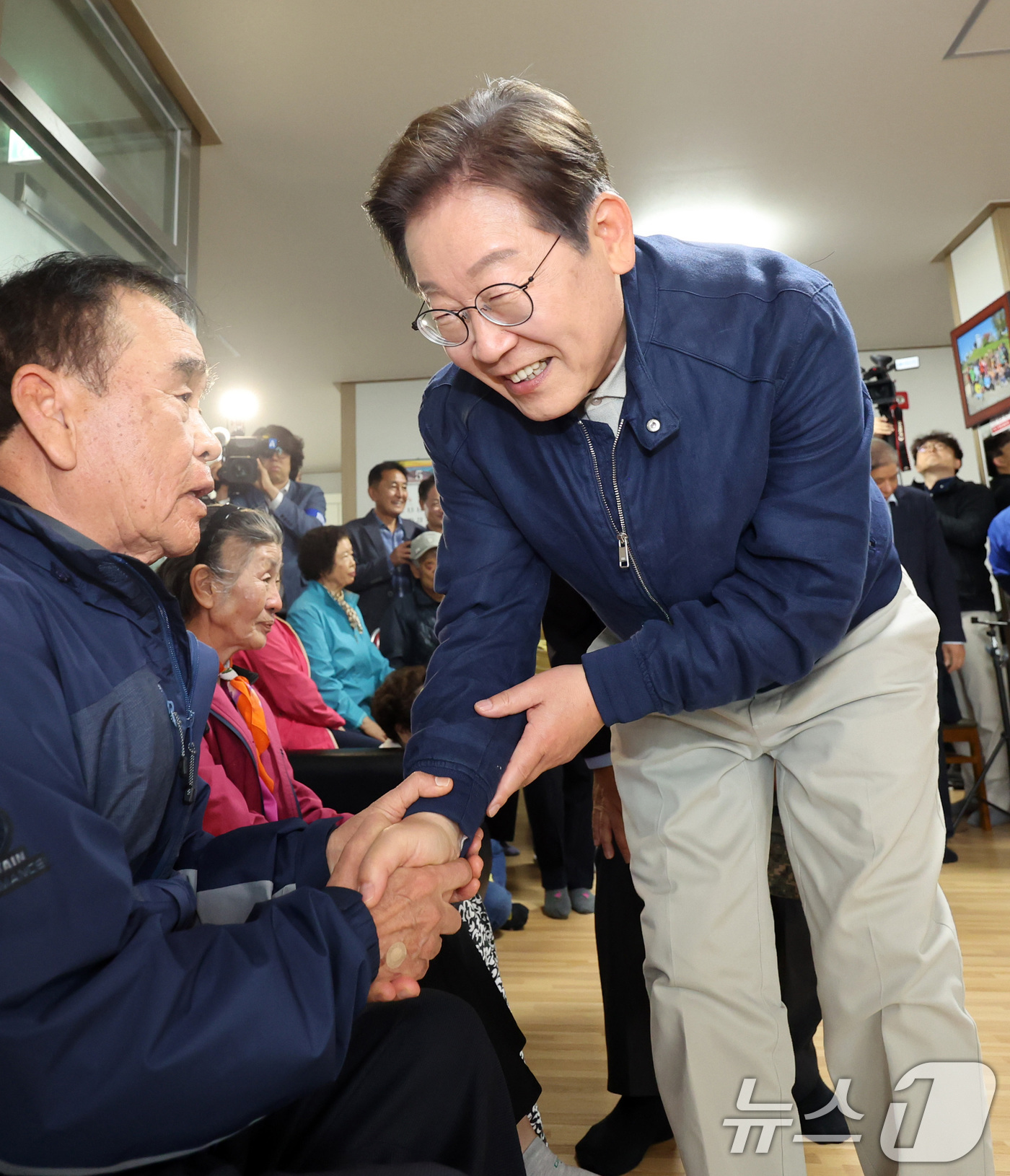 (화천=뉴스1) 이재명 기자 = '골목골목 경청투어 : 접경벨트편'에 나선 이재명 더불어민주당 대통령 후보가 2일 오후 강원 화천군에 위치한 경로당을 찾아 어르신들과 인사를 하고 …