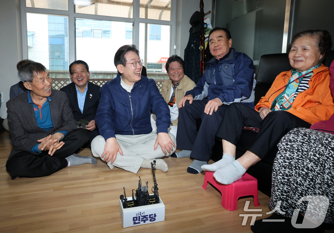 (화천=뉴스1) 이재명 기자 = '골목골목 경청투어 : 접경벨트편'에 나선 이재명 더불어민주당 대통령 후보가 2일 오후 강원 화천군에 위치한 경로당을 찾아 어르신들과 대화를 하고 …