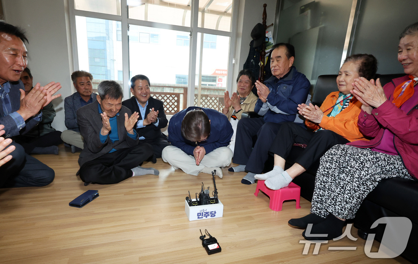 (화천=뉴스1) 이재명 기자 = '골목골목 경청투어 : 접경벨트편'에 나선 이재명 더불어민주당 대통령 후보가 2일 오후 강원 화천군에 위치한 경로당을 찾아 어르신들과 대화를 하고 …