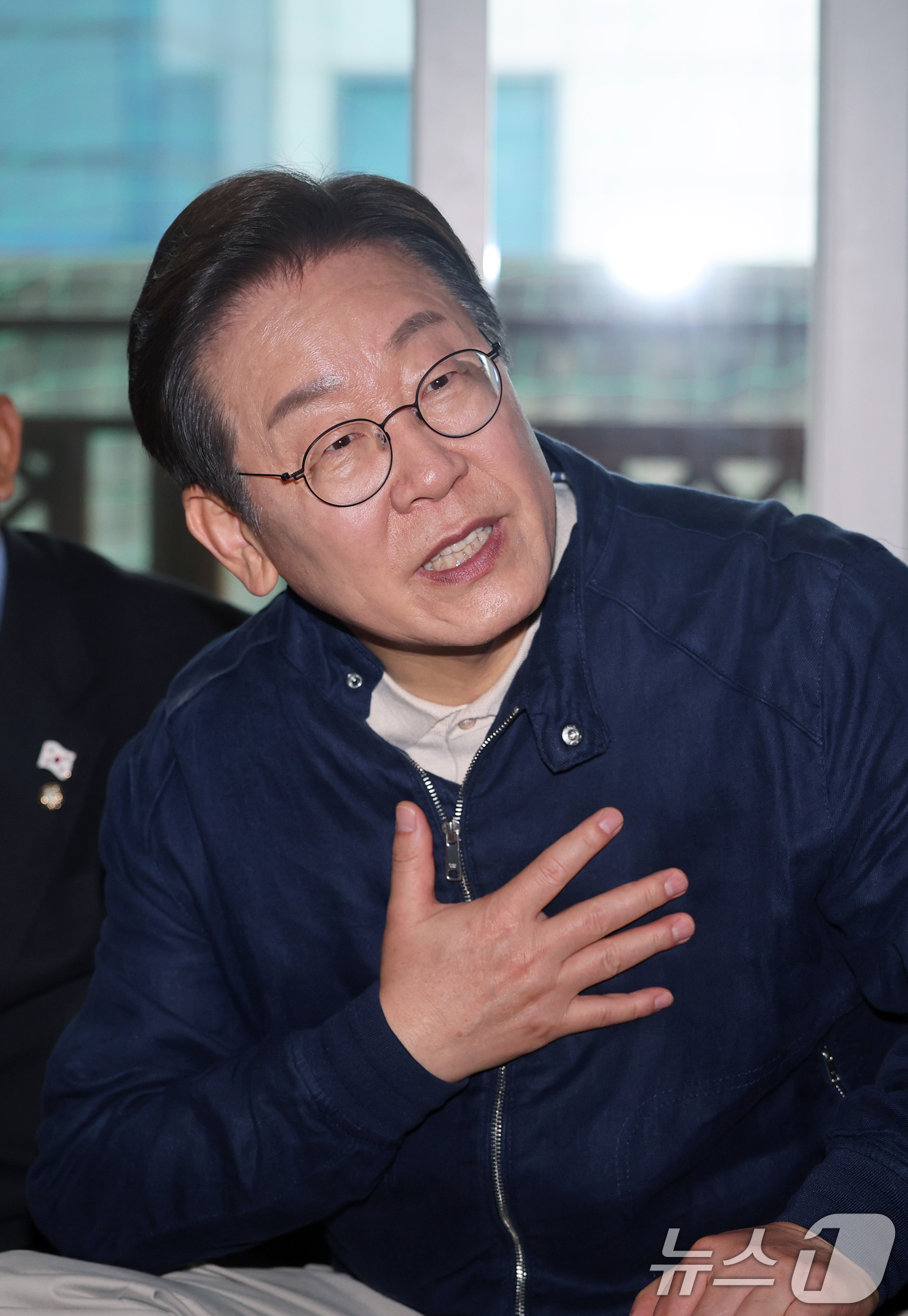 (화천=뉴스1) 이재명 기자 = '골목골목 경청투어 : 접경벨트편'에 나선 이재명 더불어민주당 대통령 후보가 2일 오후 강원 화천군에 위치한 경로당을 찾아 어르신들과 대화를 하고 …