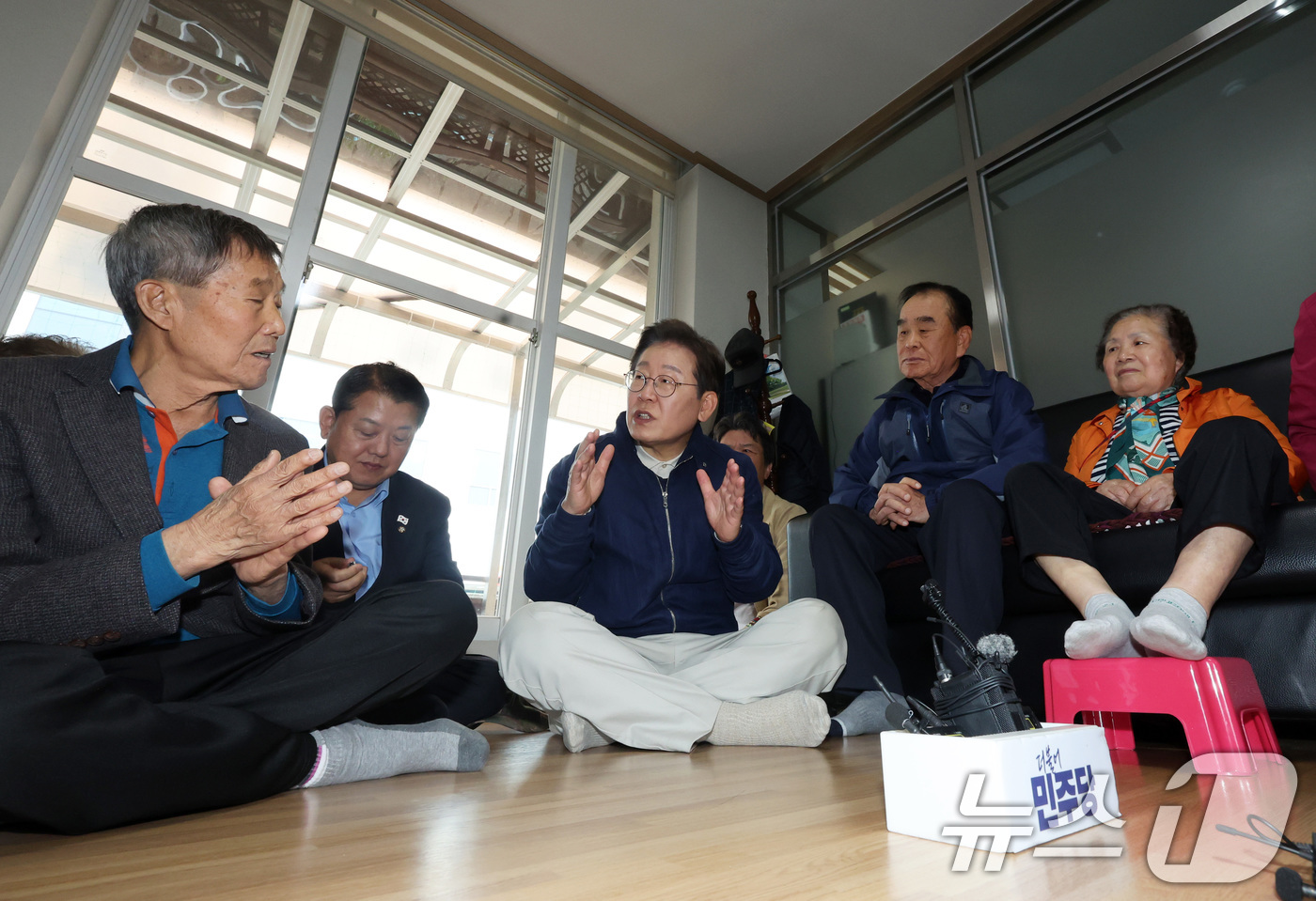 (화천=뉴스1) 이재명 기자 = '골목골목 경청투어 : 접경벨트편'에 나선 이재명 더불어민주당 대통령 후보가 2일 오후 강원 화천군에 위치한 경로당을 찾아 어르신들과 대화를 하고 …