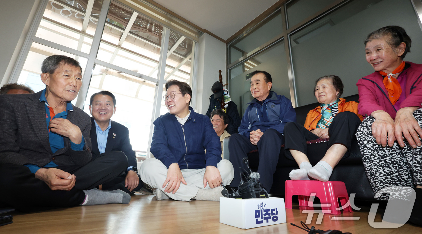 (화천=뉴스1) 이재명 기자 = '골목골목 경청투어 : 접경벨트편'에 나선 이재명 더불어민주당 대통령 후보가 2일 오후 강원 화천군에 위치한 경로당을 찾아 어르신들과 대화를 하고 …