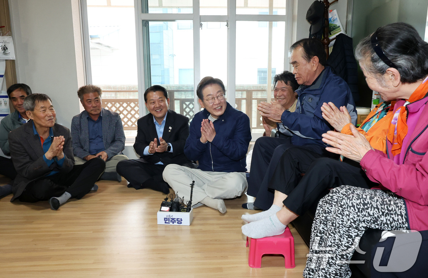 (화천=뉴스1) 이재명 기자 = '골목골목 경청투어 : 접경벨트편'에 나선 이재명 더불어민주당 대통령 후보가 2일 오후 강원 화천군에 위치한 경로당을 찾아 어르신들과 대화를 하고 …