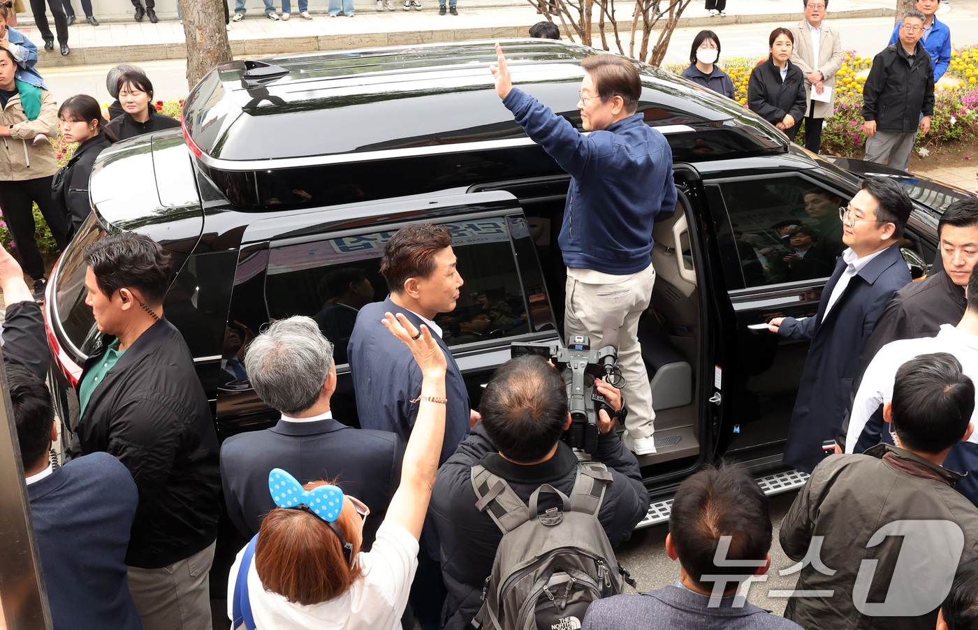 (화천=뉴스1) 이재명 기자 = '골목골목 경청투어 : 접경벨트편'에 나선 이재명 더불어민주당 대통령 후보가 2일 오후 강원 화천군에 위치한 경로당을 찾아 어르신들과 대화를 마친 …