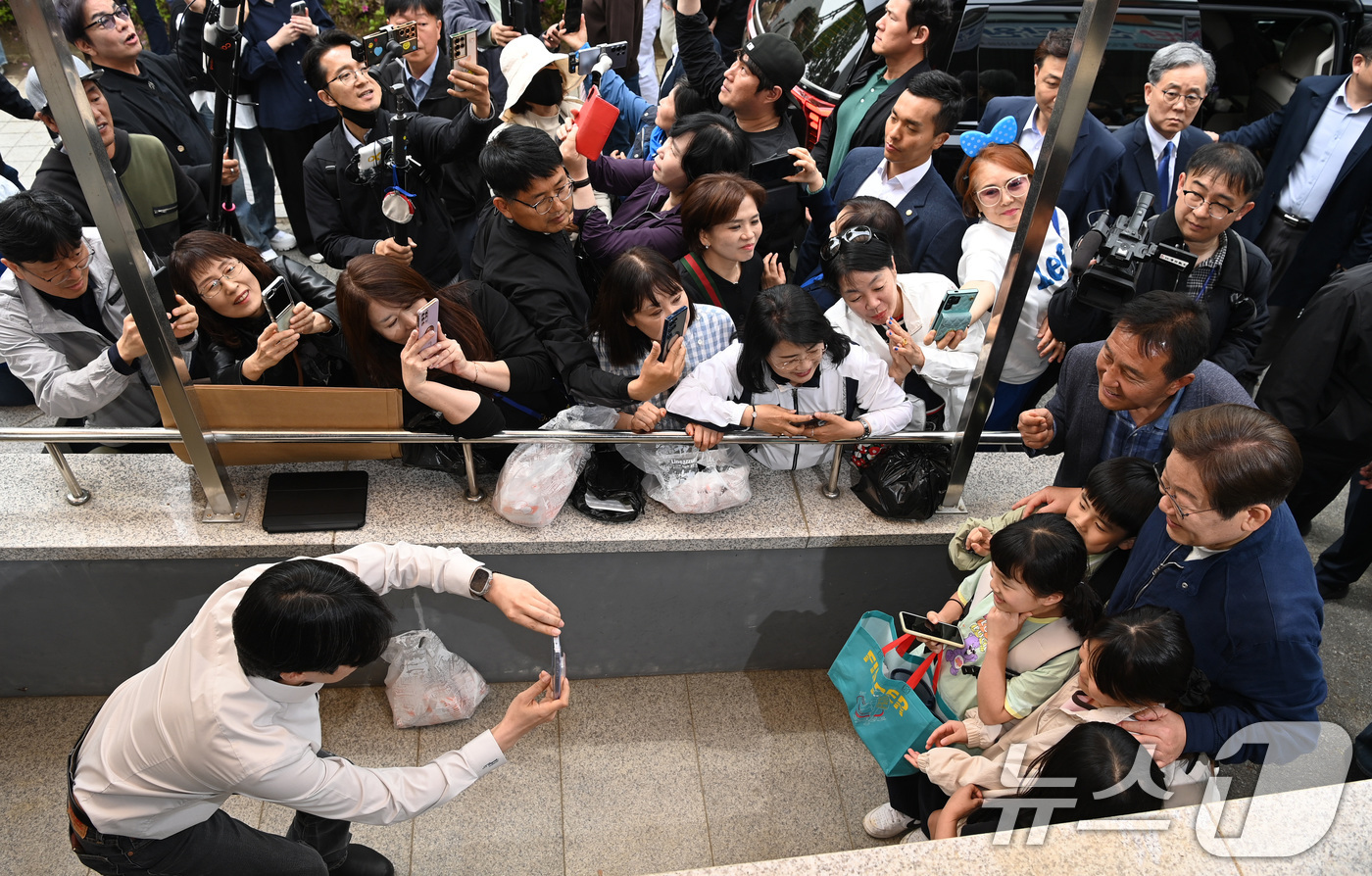 (화천=뉴스1) 이재명 기자 = '골목골목 경청투어 : 접경벨트편'에 나선 이재명 더불어민주당 대통령 후보가 2일 오후 강원 화천군에 위치한 경로당을 찾아 어르신들과 대화를 마친 …