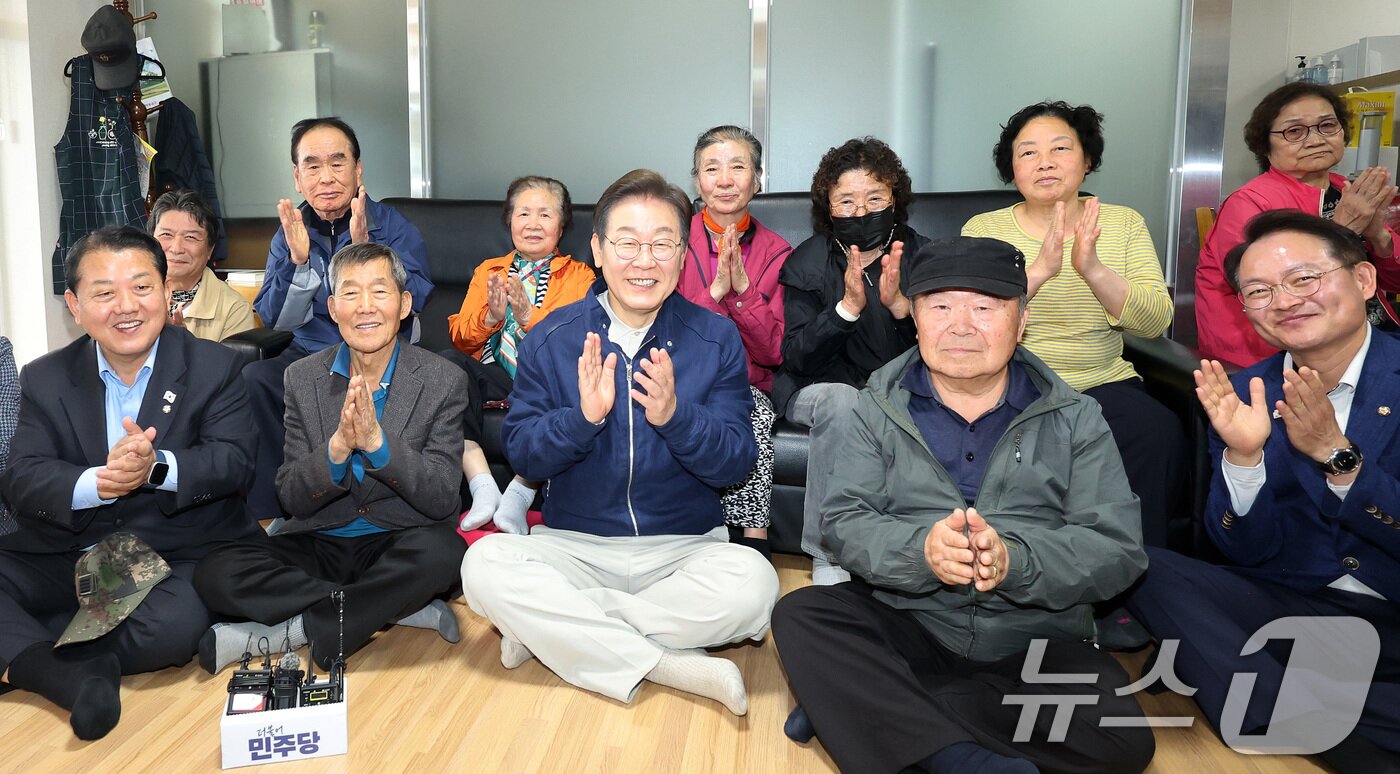 본문 이미지 - '골목골목 경청투어 : 접경벨트편'에 나선 이재명 더불어민주당 대통령 후보가 2일 오후 강원 화천군에 위치한 경로당을 찾아 어르신들과 기념촬영을 하고 있다. (공동취재) 2025.5.2/뉴스1 ⓒ News1 이재명 기자