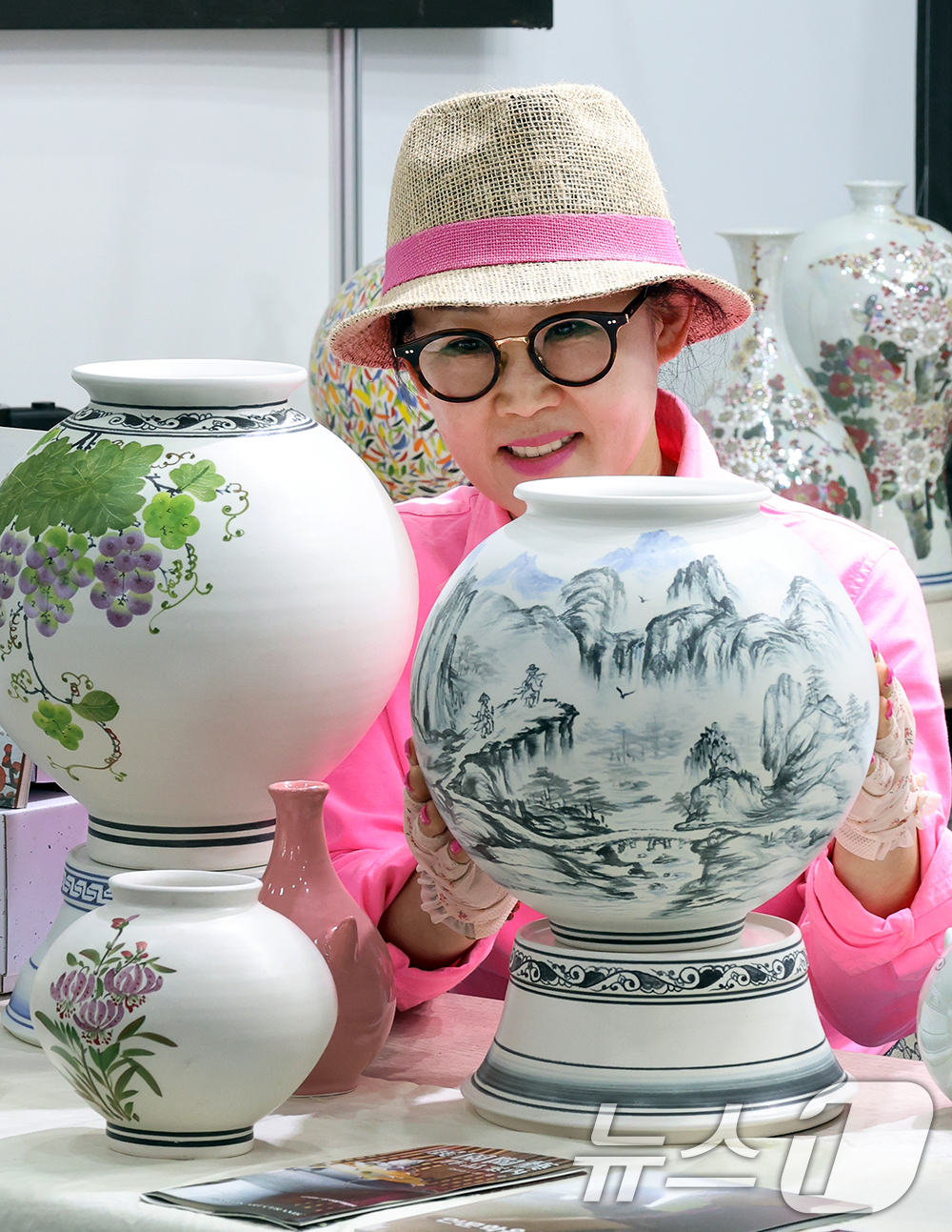 (서울=뉴스1) = 2일 경기 여주시 신륵사 관광지 일원서 열린 제37회 여주도자기축제 도자기홍보판매관을 찾은 방문객들이 여주도자기를 살펴보고 있다. (여주시 제공. 재판매 및 D …