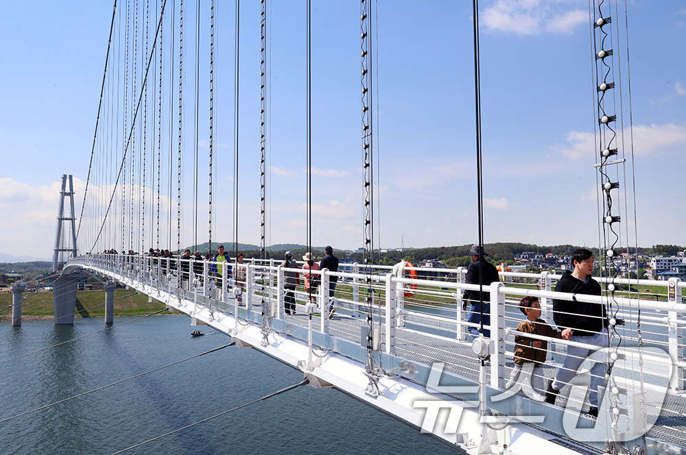 (서울=뉴스1) = 2일 경기 여주시 신륵사 관광지 일원서 열린 제37회 여주도자기축제를 찾은 방문객들이 지난 1일 개통한 여주의 새로운 명물로 떠오른 남한강 출렁다리를 걷고 있다 …