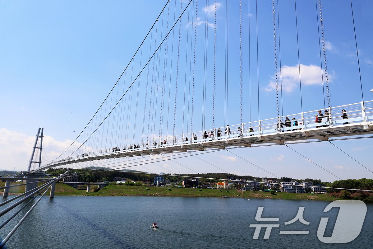 본문 이미지 - 2일 경기 여주시 신륵사 관광지 일원서 열린 제37회 여주도자기축제를 찾은 방문객들이 지난 1일 개통한 여주의 새로운 명물로 떠오른 남한강 출렁다리를 걷고 있다. &#40;여주시 제공. 재판매 및 DB 금지&#41; 2025.5.2/뉴스1