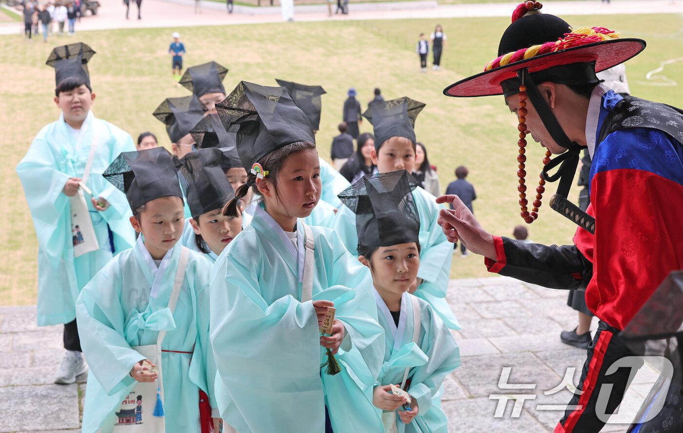 본문 이미지 - 2일 오후 서울 종로구 경희궁에서 열린 &#39;영조와 함께하는 조선시대 경희궁 유생 체험&#39;에 참가한 어린이들이 과거 시험을 보기 위해 수문장에게 호패를 보여주고 있다. 2025.5.2/뉴스1 ⓒ News1 장수영 기자