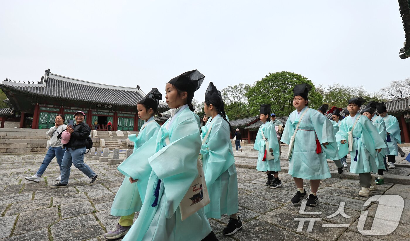 본문 이미지 - 2일 오후 서울 종로구 경희궁에서 열린 &#39;영조와 함께하는 조선시대 경희궁 유생 체험&#39;에 참가한 어린이들이 과거 시험을 보기 위해 경희궁에 들어서고 있다. 2025.5.2/뉴스1 ⓒ News1 장수영 기자