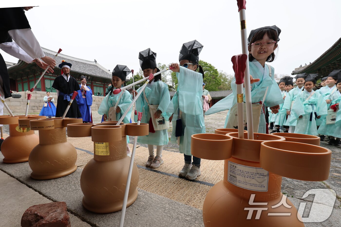 본문 이미지 - 2일 오후 서울 종로구 경희궁에서 열린 &#39;영조와 함께하는 조선시대 경희궁 유생 체험&#39;에 참가한 어린이들이 투호 체험을 하고 있다. 2025.5.2/뉴스1 ⓒ News1 장수영 기자