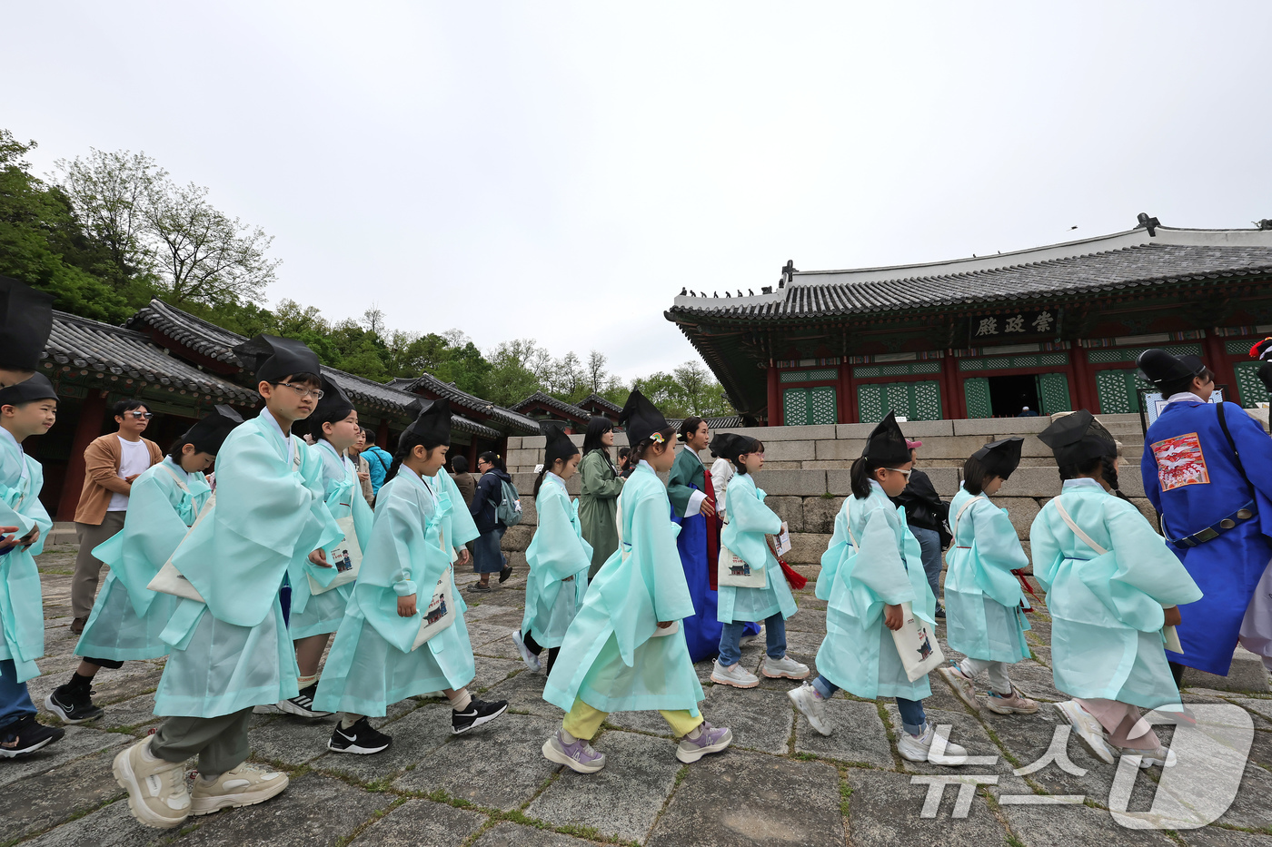 (서울=뉴스1) 장수영 기자 = 2일 오후 서울 종로구 경희궁에서 열린 '영조와 함께하는 조선시대 경희궁 유생 체험'에 참가한 어린이들이 과거 시험을 보기 위해 경희궁에 들어서고 …